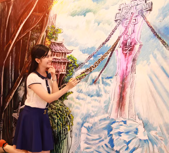 Trốn người tình, Huyền Trang Miss Teen đi xem tranh 3D một mình ảnh 2