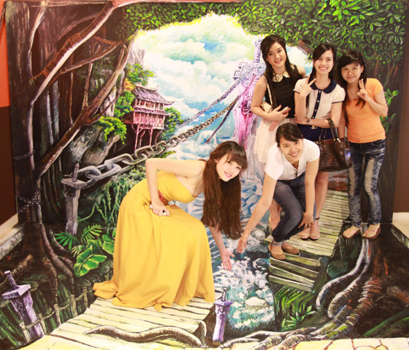 Trốn người tình, Huyền Trang Miss Teen đi xem tranh 3D một mình ảnh 6