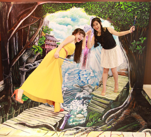 Trốn người tình, Huyền Trang Miss Teen đi xem tranh 3D một mình ảnh 7