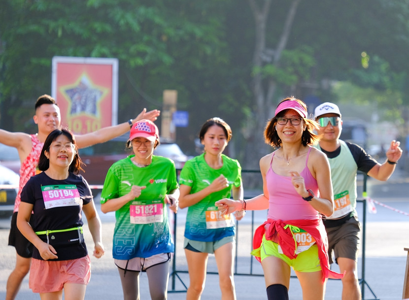 Gần 11.000 chạy dưới nắng thu Hà Nội Gần 11.000 chạy dưới nắng thu Hà Nội
