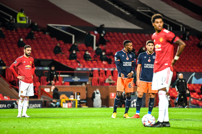 Bruno Fernandes (trái) nhường quả đá 11m cho Marcus Rashford