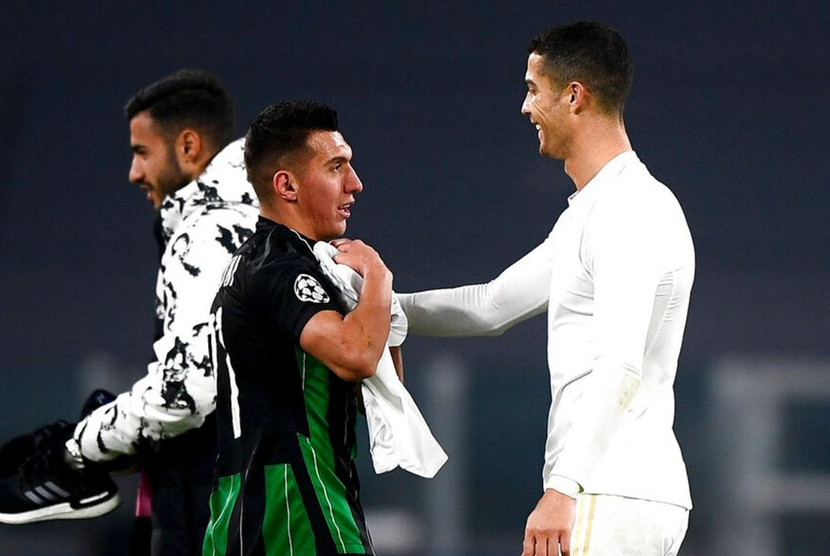 Myrto Uzuni xin đổi áo với thần tượng