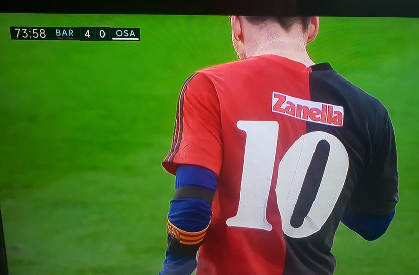 Messi trong chiếc áo số 10 mà Maradona từng mặc ở Newell's Old Boys Messi trong chiếc áo số 10 mà Maradona từng mặc ở Newell's Old Boys