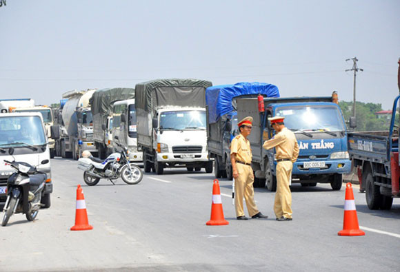 Lao thẳng vào ô tô đang đỗ, hai thanh niên chết thảm ảnh 2