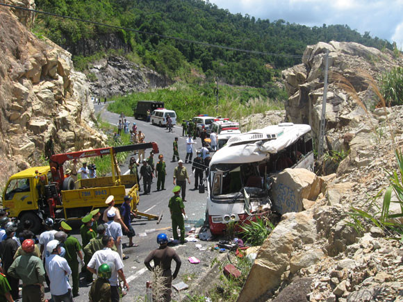 Xây tường chắn tại điểm xảy ra tai nạn giao thông thảm khốc ảnh 1