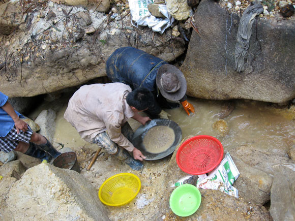 Thêm 2 xã bị “quặng tặc” đào bới ở Khánh Hòa ảnh 1