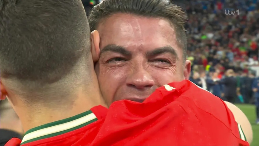 Ronaldo nghẹn ngào đăng quang cùng ĐT Bồ Đào Nha