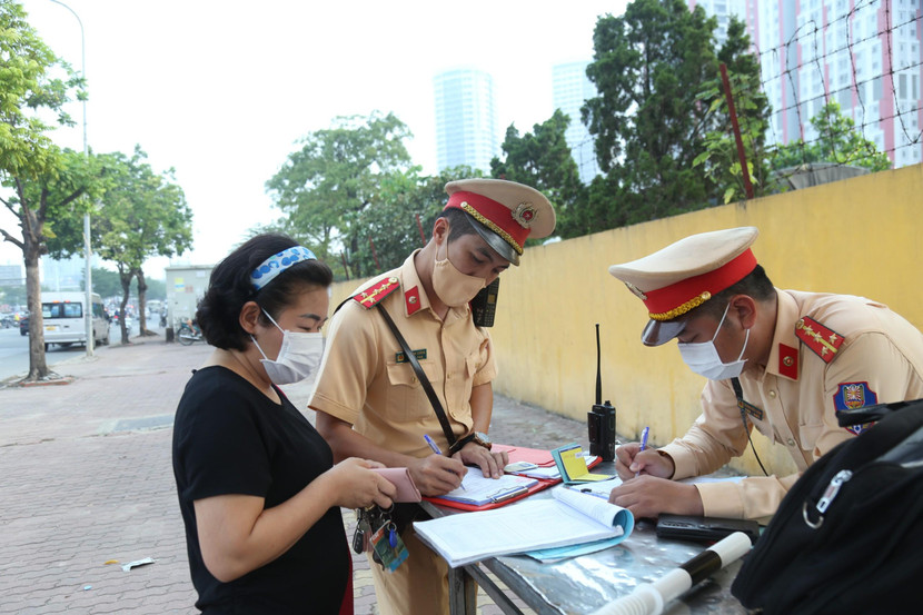 Chủ tịch Hà Nội cấm cán bộ, công chức can thiệp vào việc xử lý vi phạm giao thông