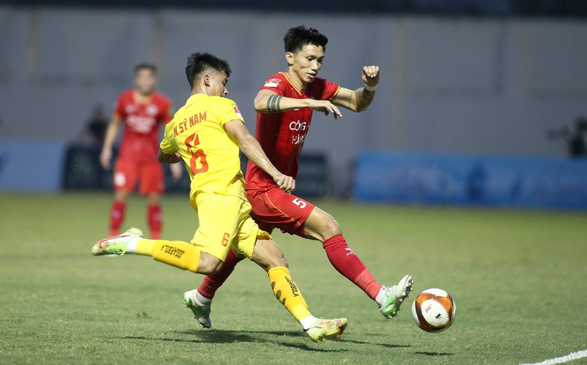 Thanh Hóa (vàng) và Công an Hà Nội tạo nên trận đấu hấp dẫn