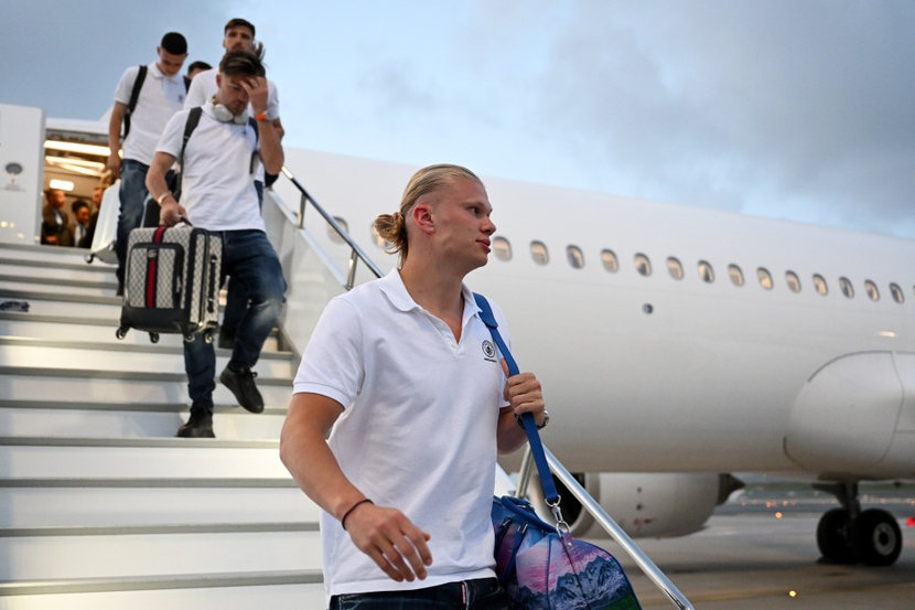 Haaland và đồng đội đặt chân xuống Istanbul Haaland và đồng đội đặt chân xuống Istanbul