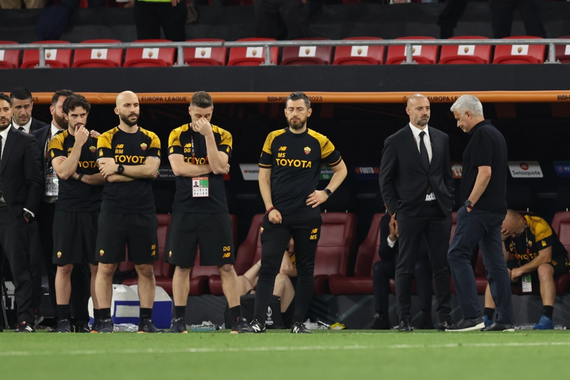 HLV Mourinho (bìa phải) cay đắng nhìn học trò thất bại trên chấm luân lưu... HLV Mourinho (bìa phải) cay đắng nhìn học trò thất bại trên chấm luân lưu...