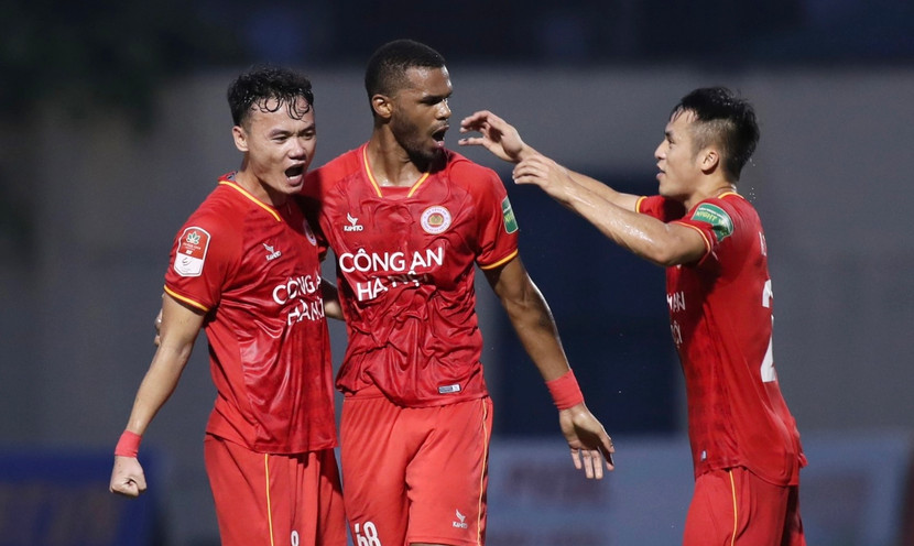 Gustavo (giữa) gỡ hòa cho CAHN