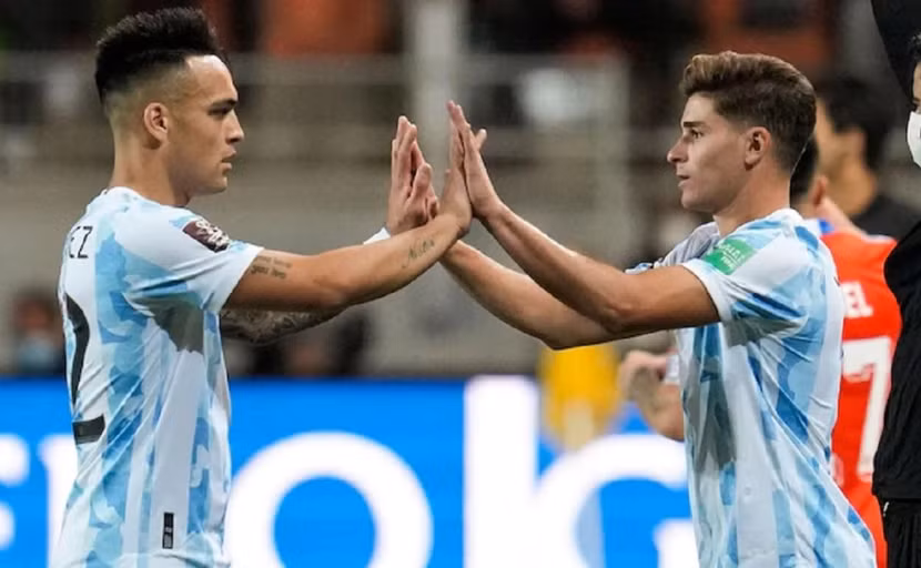 Lautaro Martinez và Julian Alvarez trong màu áo Argentina Lautaro Martinez và Julian Alvarez trong màu áo Argentina