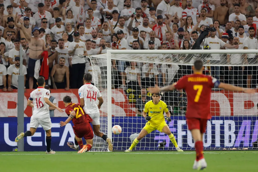 Dybala mở tỉ số cho Roma Dybala mở tỉ số cho Roma