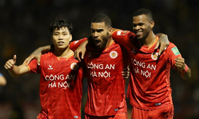 Văn Thanh (trái) nổi bật với 2 kiến tạo và 1 bàn thắng trận này