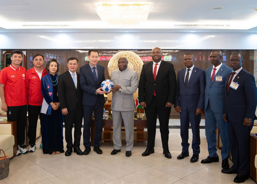 Tổng thống nước Cộng hòa Burundi - Évariste Ndayishimiye (người mặc áo ghi sáng) tại CLB Thể Công Viettel