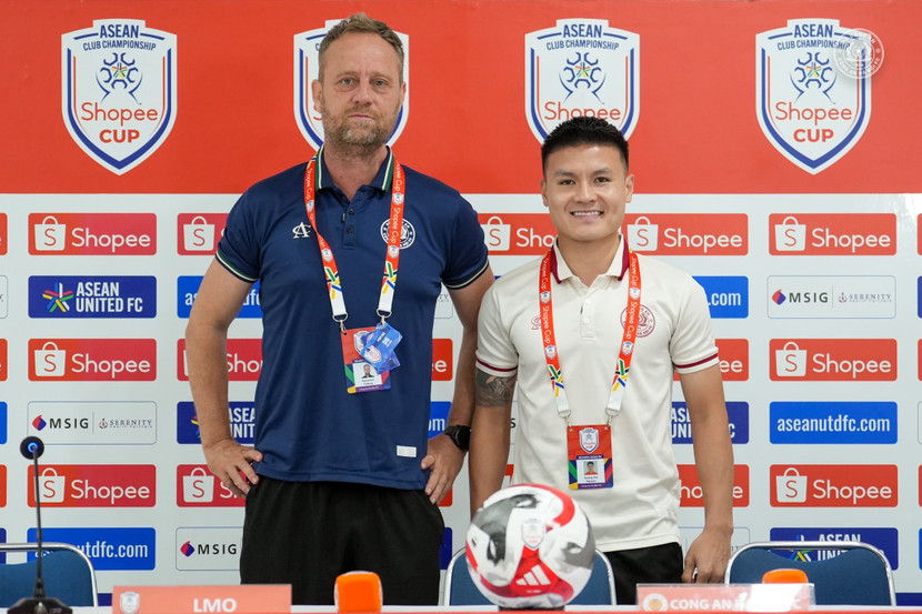 HLV Polking và Quang Hải trong buổi họp báo trước trận HLV Polking và Quang Hải trong buổi họp báo trước trận