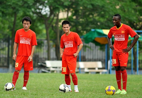 Đinh Hoàng Max (phải) khi còn khoác áo ĐT Việt Nam Đinh Hoàng Max (phải) khi còn khoác áo ĐT Việt Nam