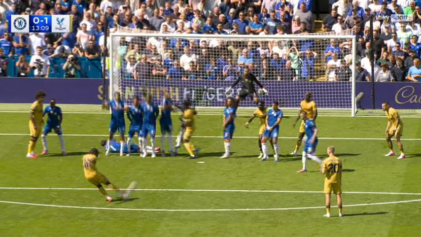 Pha đá phạt của Eze bị VAR từ chối do lỗi của đồng đội anh