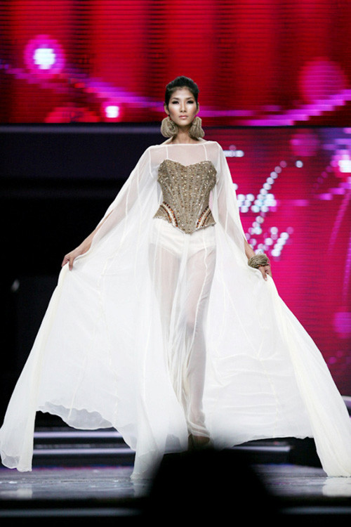 Tuyết Lan, Hoàng Thuỳ, Thuỳ Dung mở màn Lung linh sắc Việt ảnh 3