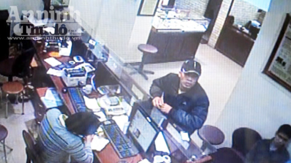 Ngang nhiên "cuỗm" 4 cây vàng trước ống kính camera ảnh 1