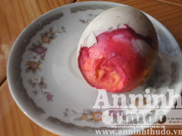 Phát hiện trứng vịt có lòng đỏ như máu ảnh 1