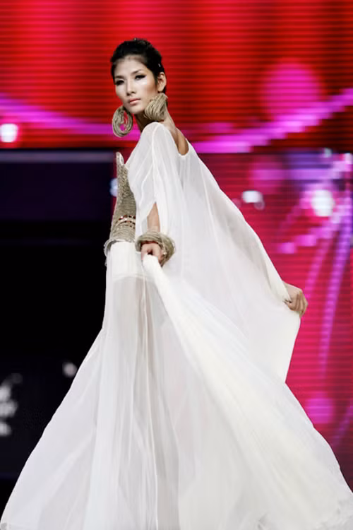 Tuyết Lan, Hoàng Thuỳ, Thuỳ Dung mở màn Lung linh sắc Việt ảnh 4