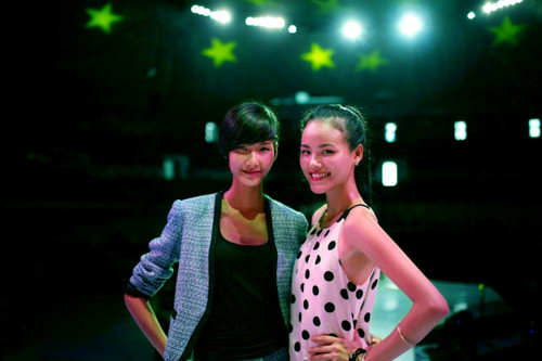 Tuyết Lan, Hoàng Thuỳ, Thuỳ Dung mở màn Lung linh sắc Việt ảnh 1