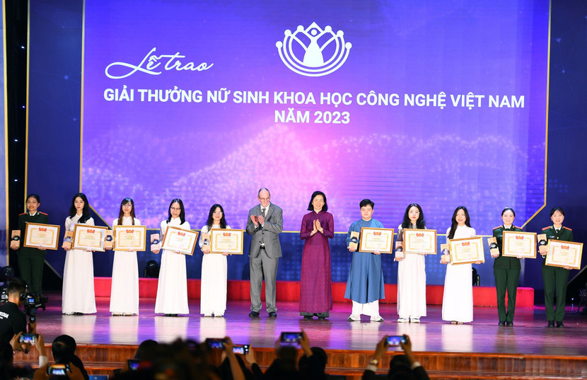 Trao giải Nữ sinh viên KHCN Việt Nam năm 2023