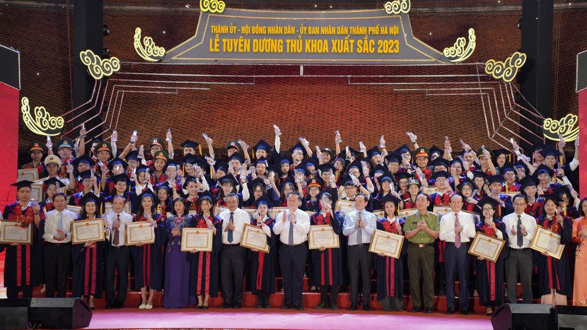 Các đồng chí lãnh đạo Trung ương, thành phố Hà Nội cùng các thủ khoa xuất sắc tiêu biểu năm 2023.