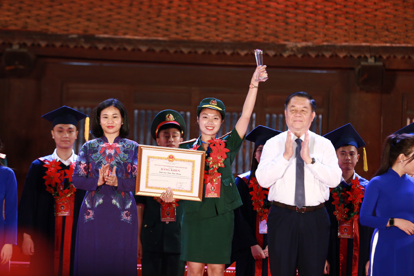 Trưởng Ban Tuyên giáo Trung ương Nguyễn Trọng Nghĩa và Phó Bí thư Thường trực Thành ủy Hà Nội Nguyễn Thị Tuyến trao Bằng khen cho các thủ khoa xuất sắc.