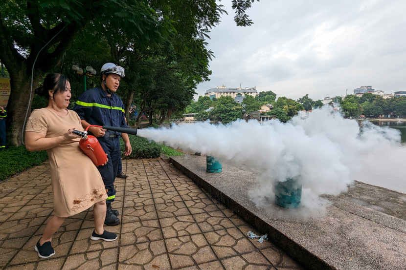Cảnh sát PCCC Hà Nội hướng dẫn người dân thực hành các kỹ năng chữa cháy Cảnh sát PCCC Hà Nội hướng dẫn người dân thực hành các kỹ năng chữa cháy