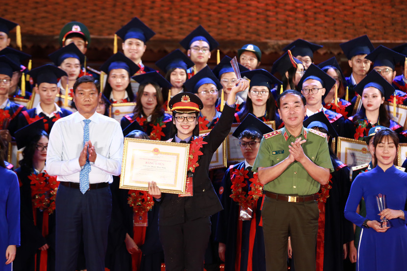 Thượng tướng Trần Quốc Tỏ, Thứ trưởng Bộ Công an và Trưởng Ban Dân vận Thành ủy Đỗ Anh Tuấn trao Bằng khen cho các thủ khoa xuất sắc.