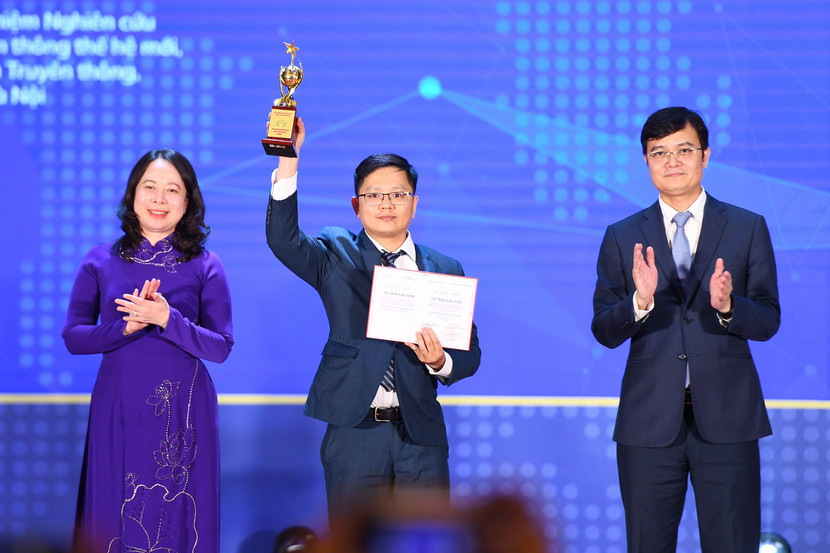 Phó Chủ tịch nước Võ Thị Ánh Xuân và Bí thư thứ nhất Trung ương Đoàn Bùi Quang Huy trao Giải thưởng Quả Cầu Vàng năm 2023 cho các tài năng trẻ