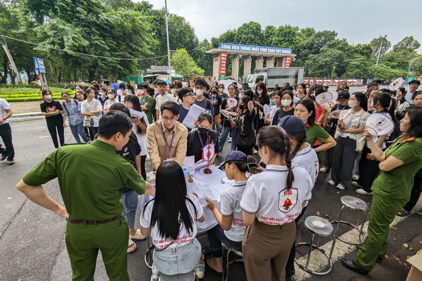 Từ 8h sáng, đông đảo thanh thiếu niên đã đến đăng ký tham gia chương trình thú vị này Từ 8h sáng, đông đảo thanh thiếu niên đã đến đăng ký tham gia chương trình thú vị này