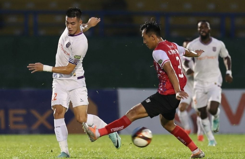 Tiến Linh (trái) mờ nhạt trước khi lên ĐT Việt Nam (Ảnh: Đức Đồng/VNE) Tiến Linh (trái) mờ nhạt trước khi lên ĐT Việt Nam (Ảnh: Đức Đồng/VNE)