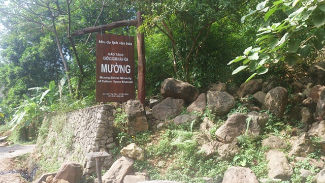 Đỏ hoen khóe mắt, tận nhìn nhà Lang người Mường sau cháy ảnh 1