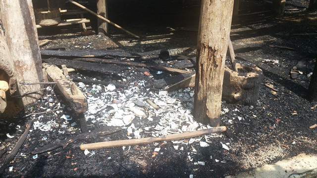 Đỏ hoen khóe mắt, tận nhìn nhà Lang người Mường sau cháy ảnh 11