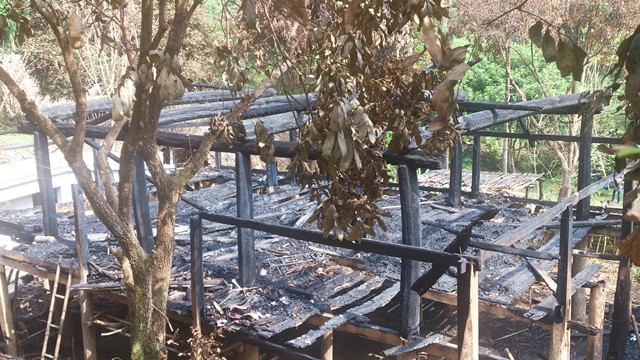 Đỏ hoen khóe mắt, tận nhìn nhà Lang người Mường sau cháy ảnh 7