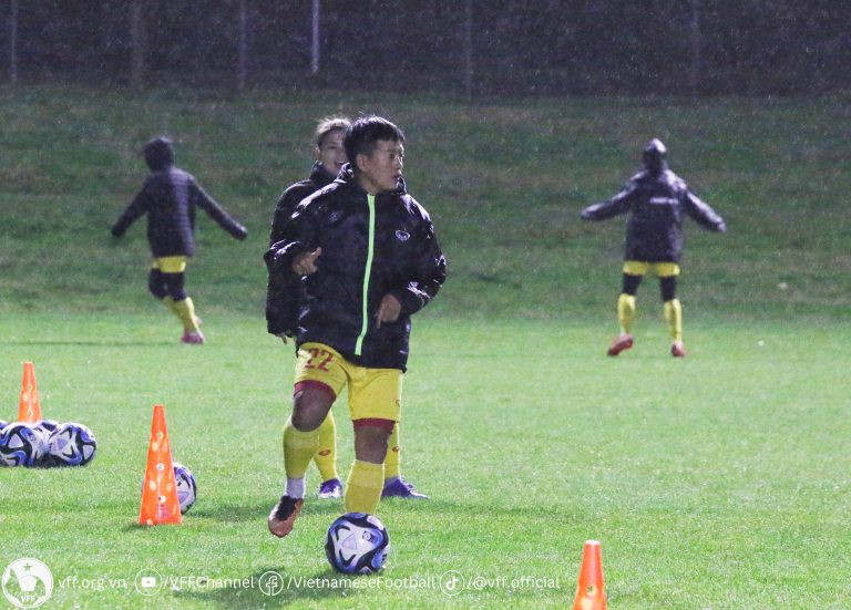 Tuyển nữ Việt Nam tập trong mưa lạnh ở Auckland (Ảnh: VFF) Tuyển nữ Việt Nam tập trong mưa lạnh ở Auckland (Ảnh: VFF)