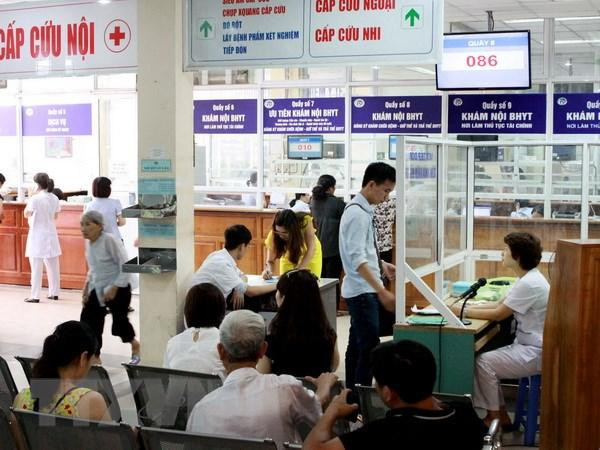 Người dân làm thủ tục khám chữa bệnh bảo hiểm y tế
