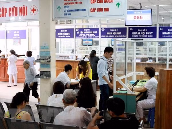 Người dân làm thủ tục khám chữa bệnh bảo hiểm y tế