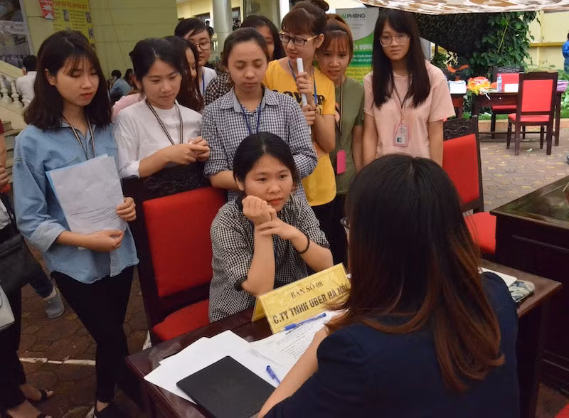 Người lao động tìm việc làm tại phiên giao dịch do Trung tâm dịch vụ việc làm Hà Nội tổ chức