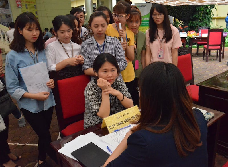 Người lao động tìm việc làm tại phiên giao dịch do Trung tâm dịch vụ việc làm Hà Nội tổ chức