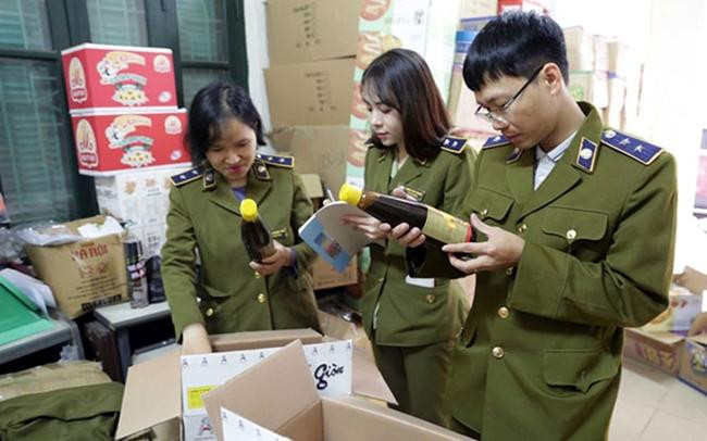Cán bộ Quản lý thị trường Hà Nội kiểm tra, thu giữ số hàng hóa không có chứng nhận xuất xứ