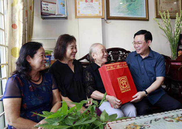 Bí thư Thành ủy Hà Nội Vương Đình Huệ thăm và tặng gia đình người có công với cách mạng