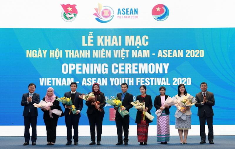 Ban tổ chức tặng hoa đại diện các nước ASEAN tham dự ngày hội