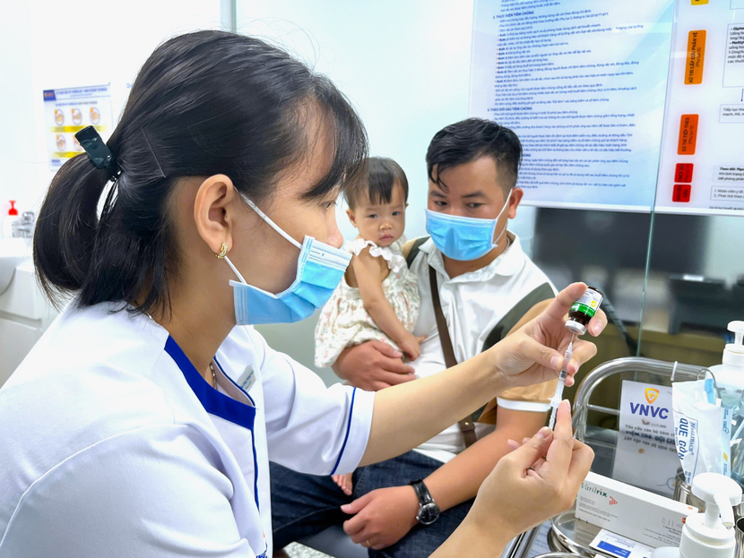 Nhiều trẻ được phụ huynh đưa đến các điểm tiêm chủng của VNVC tại TP HCM để tiêm vaccine sởi miễn phí sáng 16/9