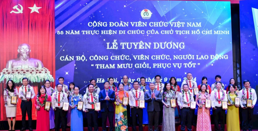 Trao quà và biểu trưng cho các gương mặt tiêu biểu