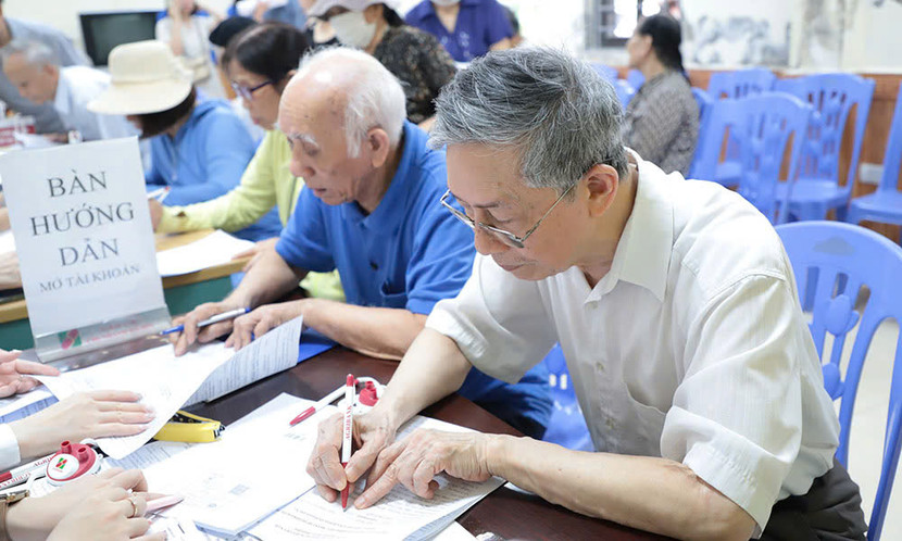 Người dân làm thủ tục lĩnh lương hưu tại Hà Nội